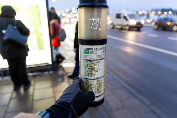Siaubas: viešojo transporto stotelėje sumušta ir apiplėšta moteris