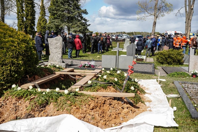 Per paramediko laidotuves – jautrūs uošvės žodžiai:  vaikai žino, kad tėtis buvo kankintas