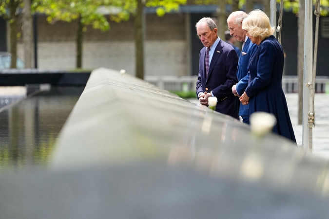 Karalius Charlesas III ir karalienė Camilla vizitą Niujorke pradėjo prie Rugsėjo 11-osios memorialo
