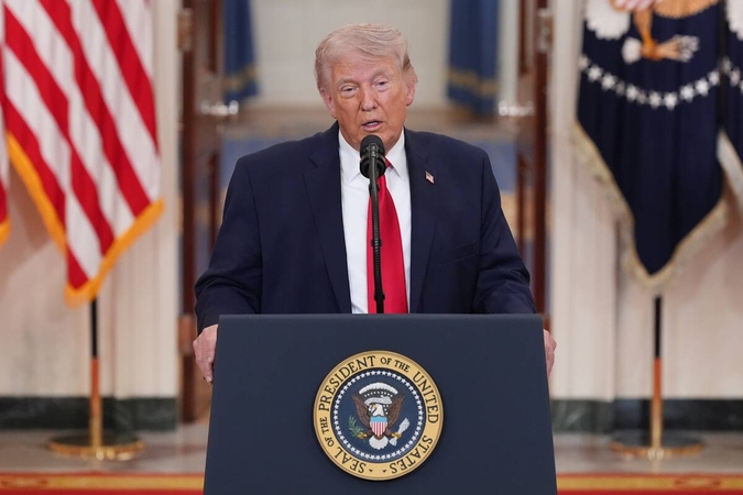 Trumpas vėl užsiminė apie galimybę atidaryti Hormuzo sąsiaurį ir pasiimti naftą