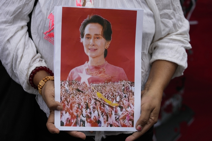 Pareiškimas: kalinama buvusi Mianmaro lyderė Aung San Suu Kyi bus perkelta į namų areštą