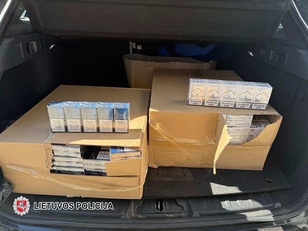 Vyro automobilyje ir garaže – daugiau nei 1,1 tūkst. pakelių kontrabandinių cigarečių