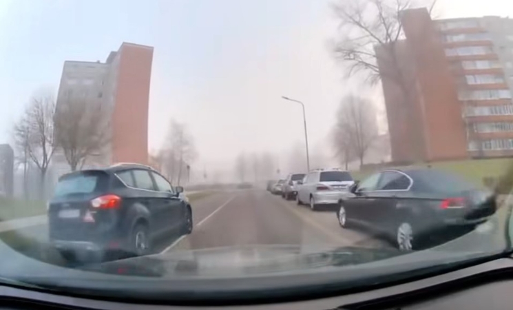 Vairuotojui pritrūko kantrybės? Pavojingas lenkimas sukėlė diskusijas