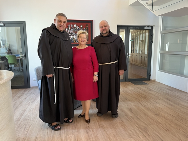 Draugystė: kun. br. Astijus Kungys, doc. dr. D. Martišauskienė ir kun. br. A. Nenėnas įsiamžino svarbią akimirką.