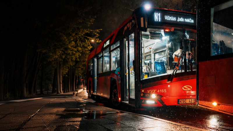 Naktinėjančius vilniečius autobusai veš ne tik savaitgaliais, bet ir šventinėmis dienomis