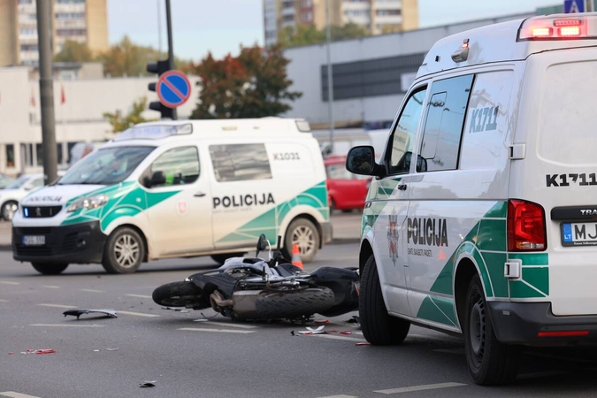 Girto vairuotojo kelionė baigėsi tik po smūgio į mopedą