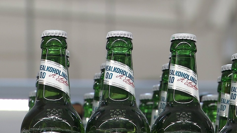 Absurdas ar būtinybė? Siūlo drausti nealkoholinius gėrimus jaunimui
