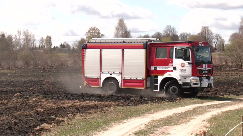 Įspėjimų nepaiso: liepsnos ryja šimtus hektarų Lietuvoje
