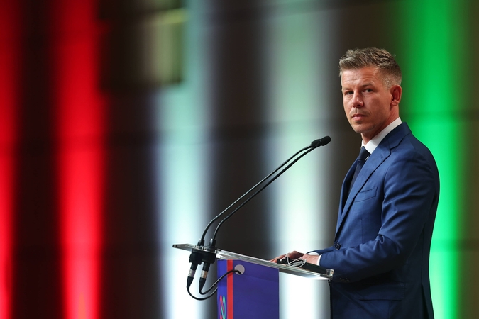 Išrinktasis Vengrijos premjeras Peteris Magyaras sako nebeginsiąs kitose šalyse ieškomų asmenų