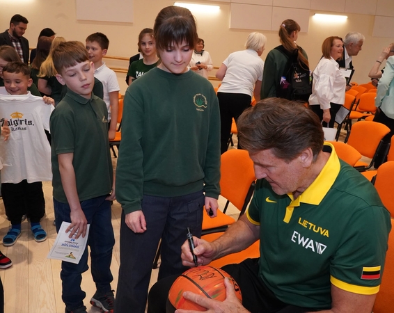 Trofėjus: šventės metu buvo galima gauti krepšinio legendų autografą.