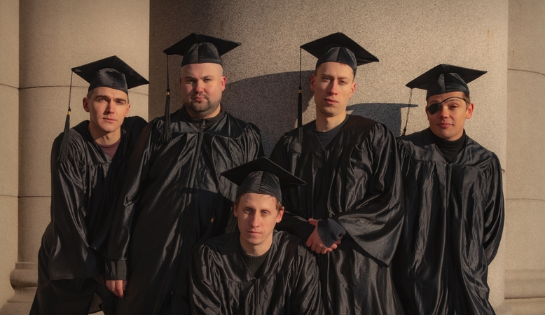 Intriga: į trupę „Comedy Kasta“ susibūrę pripažinti teatro kūrėjai ryžosi išbandyti jiems naują stendapo komedijos žanrą.