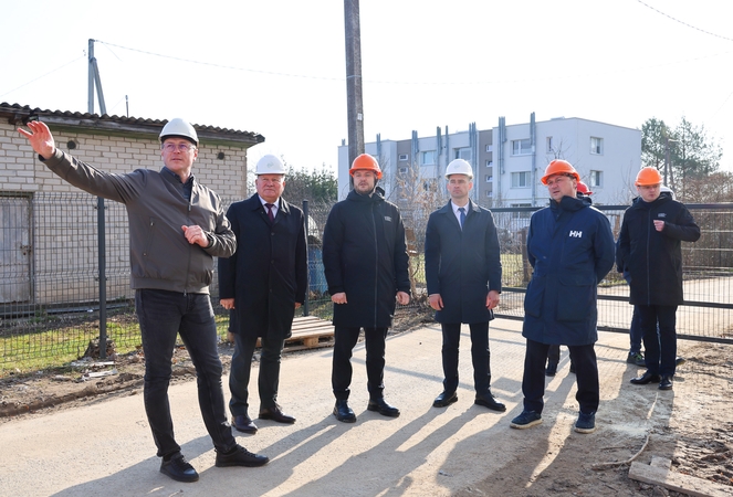 Vizitas: vykdomus darbus apžiūrėjo aplinkos ministras K. Žuromskas (trečias iš kairės) su komanda, Kauno rajono savivaldybės vadovai ir Aplinkos projektų valdymo agentūros atstovai.