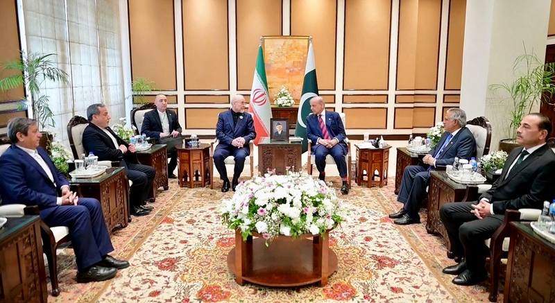 Prasidėjo derybos: JAV ir Irano pasiuntiniai susitiko su Pakistano premjeru