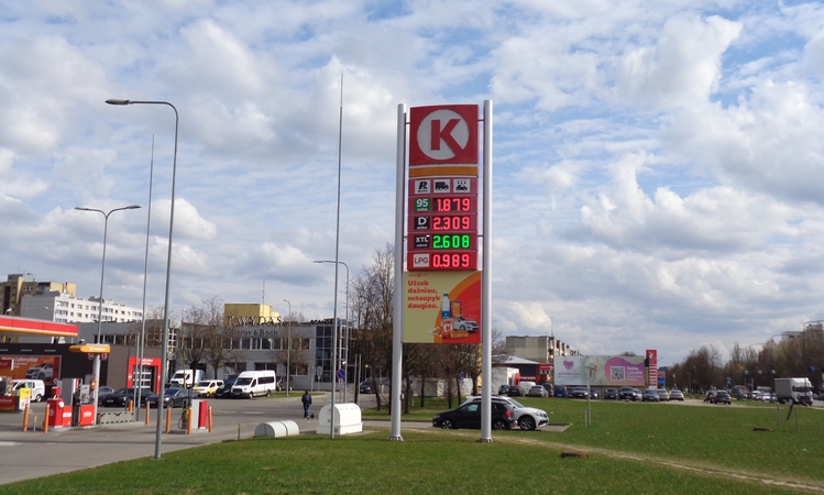 Šalia esančiose Kauno degalinėse dyzelino kaina skiriasi net 18 centų, benzino – 17