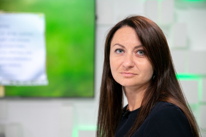 Po kaltinimų bandymu įrašyti LSDP tarybą Eglė Samoškaitė traukiasi iš žurnalistų protesto dėl LRT