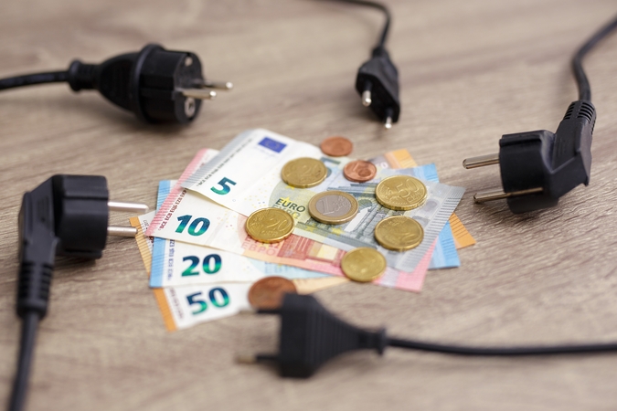 Ministras: 300 tūkst. pažeidžiamų vartotojų dar negrįžo į visuomeninį elektros tiekimą