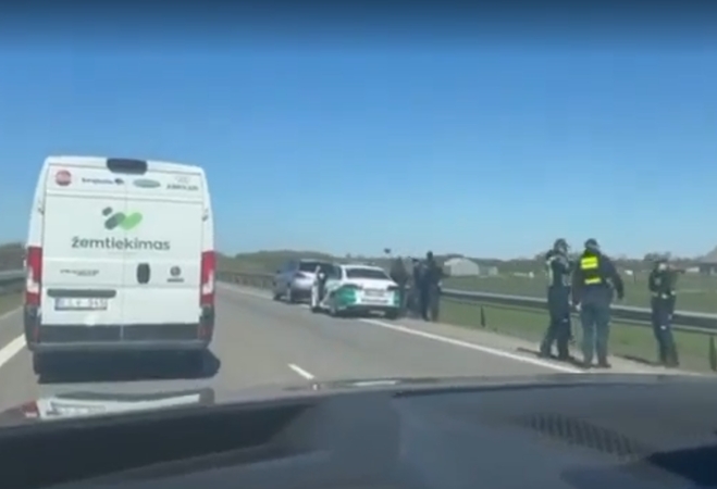 Kelyje „Via Baltica“ – vilkiko smūgis į policijos automobilį