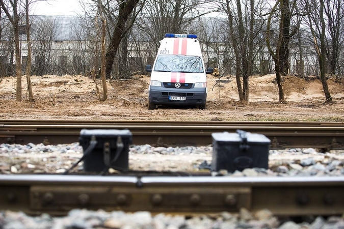 Kaune automobilis nuvažiavo nuo kelio ir strigo ant geležinkelio bėgių