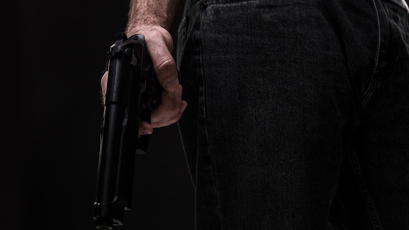 Girtas vyras grasino pistoletu: į butą atvykę pareigūnai aptiko ir daugiau pavojingų radinių
