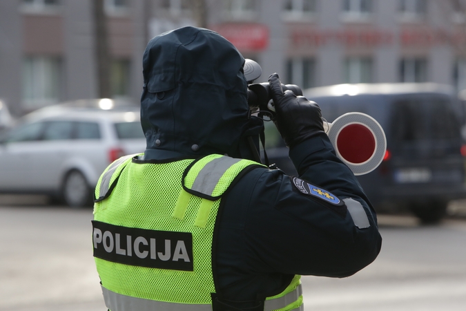 Patikra: gavę pranešimą apie įtartinai vairuojantį asmenį pareigūnai jį sustabdė ir patikrino dokumentus.