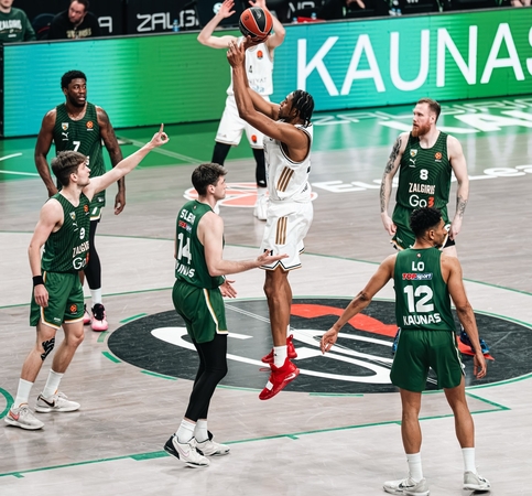  Gynyba: tarp penkių žalgiriečių – be klaidų mėtęs (4/4 dvitaškių, 5/5 baudų metimų) „Dubai“ vidurio puolėjas brazilas B. Caboclo.
