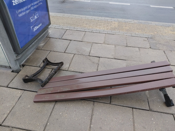Netvarka: prie Mainų stotelės esantis suoliukas suniokotas taip, kad juo nebeįmanoma naudotis.