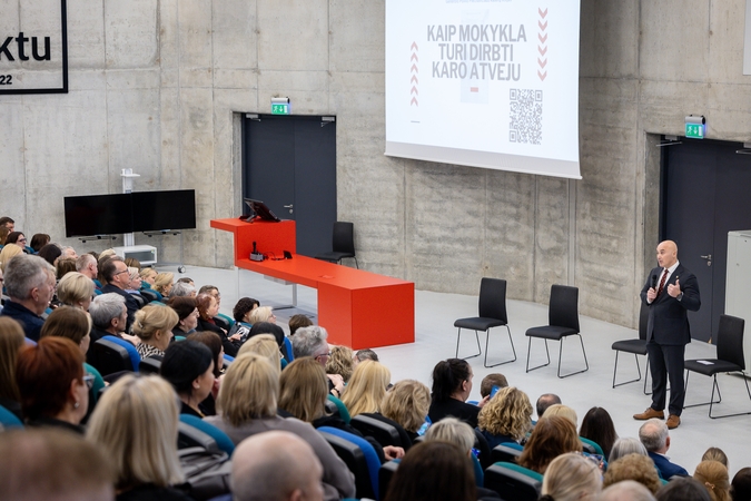 Dėmesys: per 200 švietimo įstaigų atstovų forume išgirdo pratybose išbandytų planų pavyzdžius.