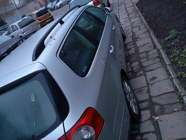 Nemalonu: klaipėdietis užfiksavo prie Debreceno g. 56-ojo namo pastatytą automobilį, kuris buvo apmėtytas maisto likučiais.