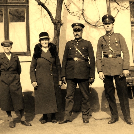 Dinastija: šioje nuotraukoje užfiksuota tarpukario Klaipėdos autonominės policijos karininko šeima, kurios vyresnysis sūnus taip pat pasirinko policijos pareigūno profesiją.