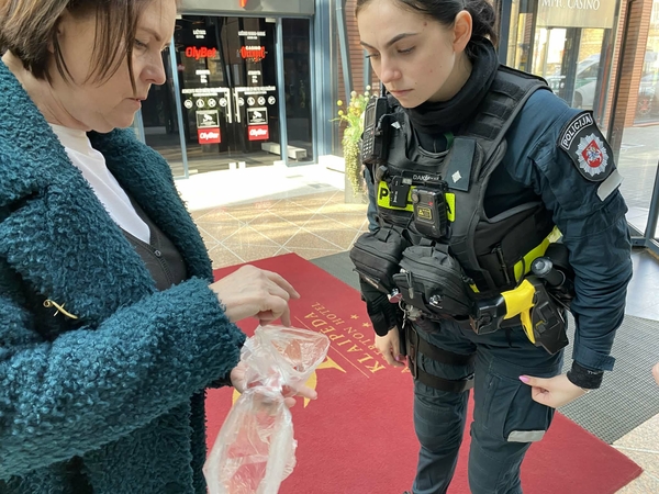 Įtarimai: vaikų žaidimų aikštelėje vyriškio padėti saldainiai buvo perduoti policininkams.
