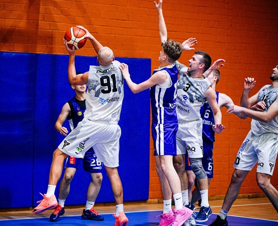 Finalininkai: abejas reguliaraus sezono rungtynes laimėjo „Mano būstas“ (baltos spalvos apranga) – įveikė „KKM-Redo“ atstovus 79:63 ir 78:56.