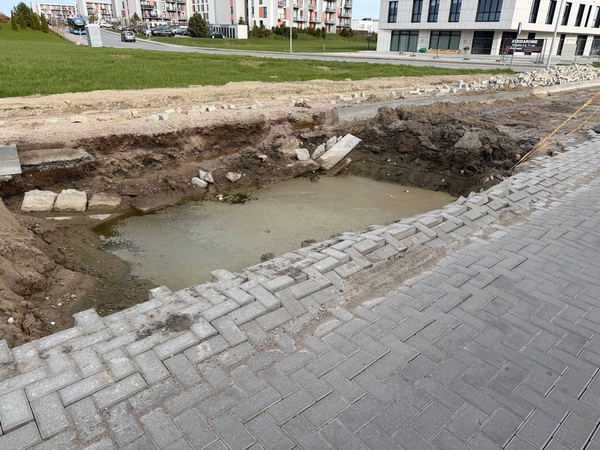 Pavojai: atsivėrusi duobė virto gilia bala, o trinkelėmis klotoje gatvėje susidarė įgriūva, pamažu irsta ir šaligatvis.