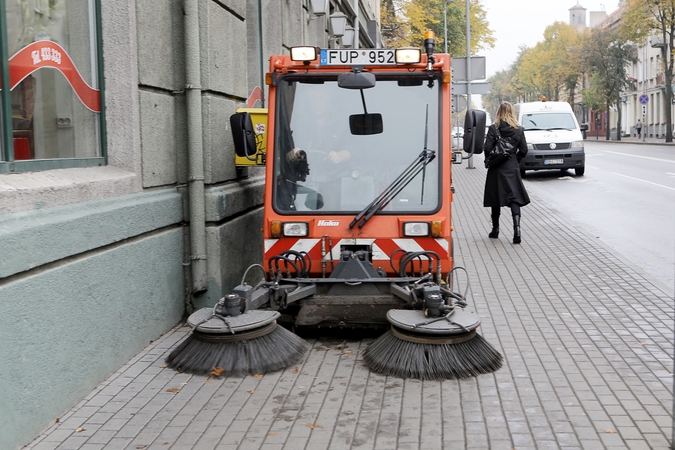 Suskaičiavo: miesto priežiūrai žiemą gatvėse buvo išbarstyta tūkstančiai tonų druskos ir žvyro, o pavasarį visa tai reikėjo sušluoti ir išvalyti.