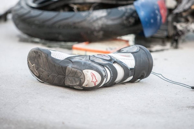 Per avariją Vilniuje nukentėjo motociklininkas