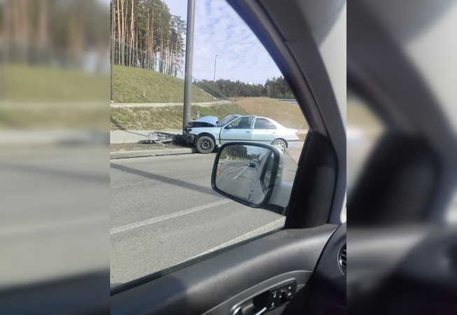 Netoli Kauno marių – „Peugeot“ smūgis į stulpą: neblaivus vairuotojas perduotas medikams