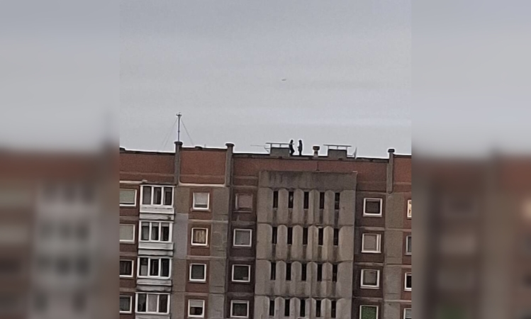 Nemalonumai: vaikštinėjimas ant namo stogo gali būti laikomas tiek turto gadinimu, tiek pavojingu elgesiu, už kurį gresia atsakomybė.