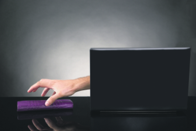 Pavojus: anksčiau, panorėjus sukurti netikrą internetinę parduotuvę, reikėdavo bent minimalių programavimo žinių, tačiau DI tokių sukčiavimo schemų įgyvendinimą labai palengvino. 