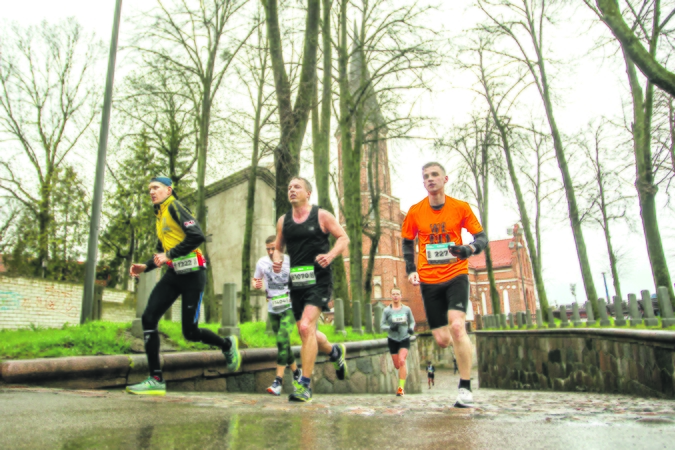 Rizika: bėgant maratoną visų raumenų, labiausiai širdies, deguonies poreikis pasiekia maksimalias reikšmes, tad raumenynui tenka dirbti deguonies trūkumo sąlygomis, o tai gresia širdies ritmo sutrikimais, širdies ir plaučių veiklos nepakankamumu.