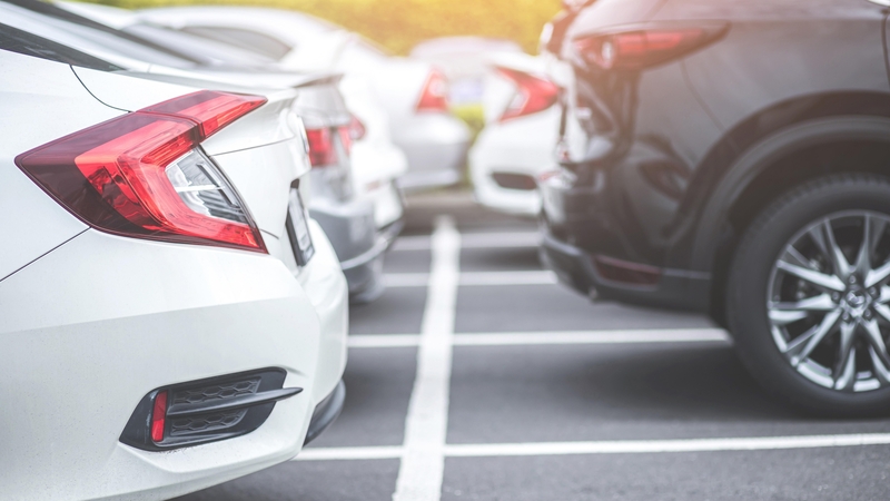 Nemokamas naktinis automobilių statymas: kur rasti vietą?
