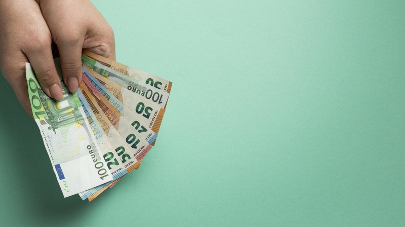 Dvi moterys patikėjo sukčiais ir prarado dešimtis tūkstančių eurų