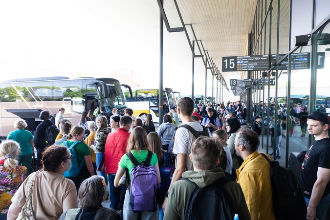 Keleivių vežėjai kreipėsi į Susisiekimo ministeriją: prašo ir autobusų bilietams taikyti 50 proc. ko