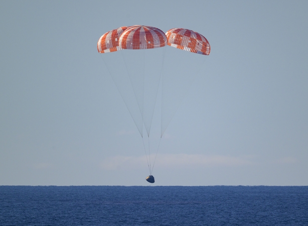 „Artemis II“ įgula sėkmingai sugrįžo į Žemę