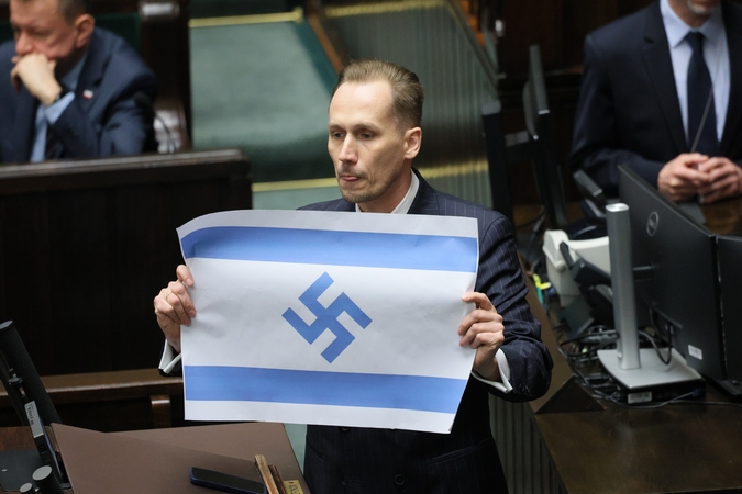 Lenkijos parlamentaras sukėlė pasipiktinimą: pademonstravo Izraelio vėliavą su svastika