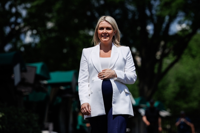 Trumpo spaudos sekretorė išeina motinystės atostogų
