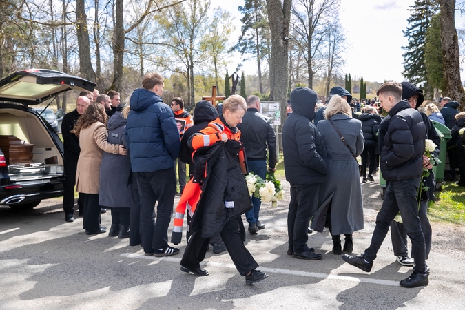 Nužudytas paramedikas atgulė amžinojo poilsio: išnešant karstą – kolegų ir draugų solidarumo gestas