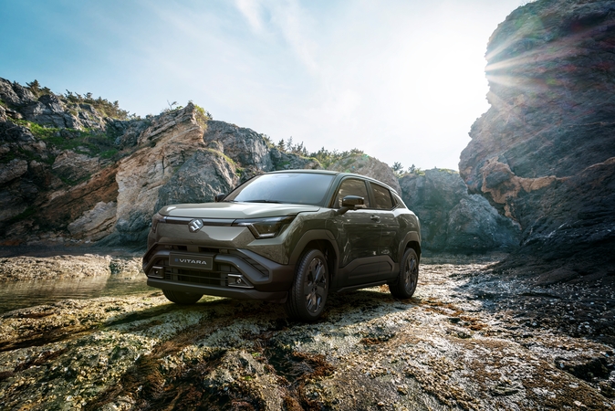 „SUZUKI“ PRISTATO PIRMĄJĮ ELEKTROMOBILĮ „e-VITARA“: JAU NETRUKUS IR LIETUVOJE