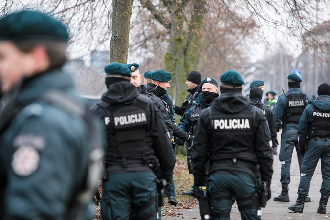 Ministras: pareigūnų algoms papildomai reikėtų 350 mln. eurų