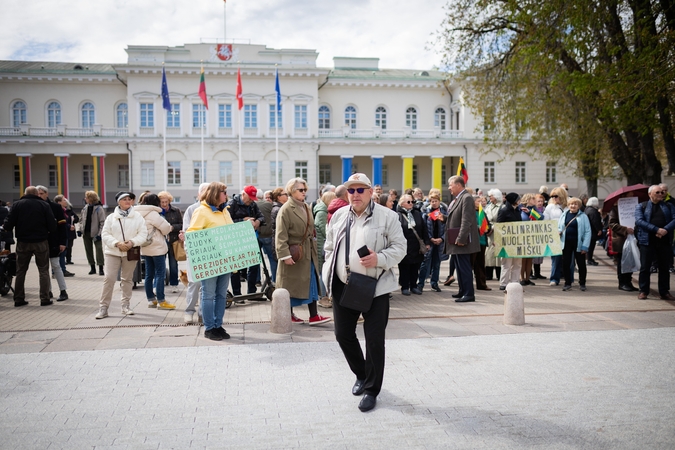 Apie porą šimtų žmonių prie Prezidentūros reikalavo išsaugoti Kapčiamiesčio girią 