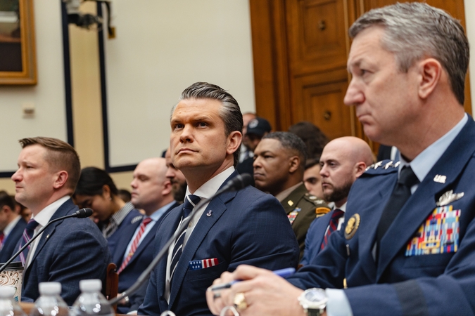 Dėl karo Irane Pentagono vadovas Pete'as Hegsethas surėmė ietis su demokratais