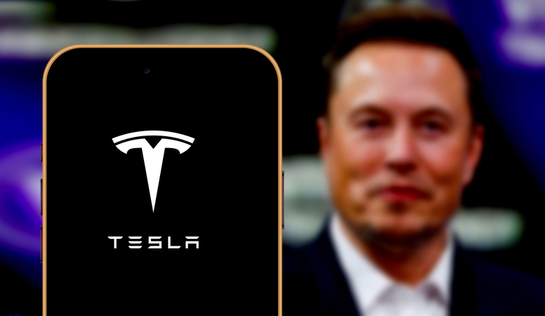 Po ilgo bylinėjimosi „Tesla“ planuoja milžinišką išmoką Muskui